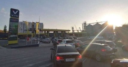К заправкам в Крыму выстроились огромные очереди