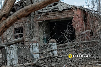 Разрушенный дом после атаки на Славянск  30 марта