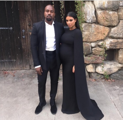 Ким Кардашьян подчеркнула беременный животик вечерним платьем - изображение №1