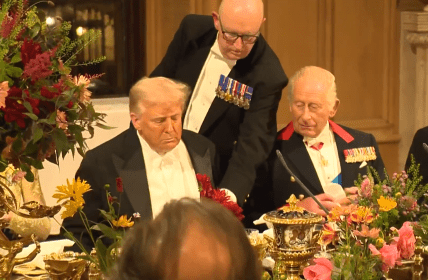 трамп ест за столом с королем чарльзом