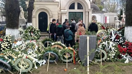Вінки біля входу в сімейний склеп Луческу
