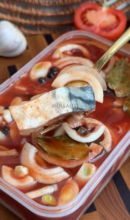 Маринованная скумбрия с луком и томатом - рецепт