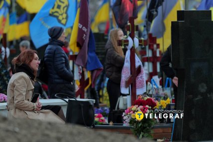 Люди приходять навідати могили рідних. Фото Ян Доброносов, "Телеграф"