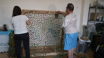 Ілля Малєв плете сітку