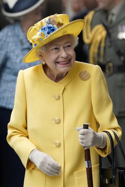 Королева лично открывала мемориальную доску в честь официального открытия линии Элизабет на вокзале Паддингтон в Лондоне