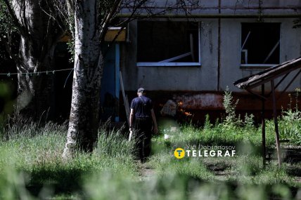 Чоловік біля пошкодженої будівлі в Краматорську