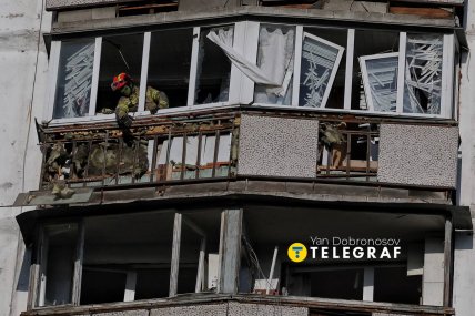 Спасатели разбирают поврежденные конструкции в Киеве