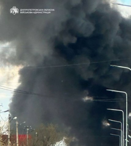 Дим від пожежі після удару по Дніпру