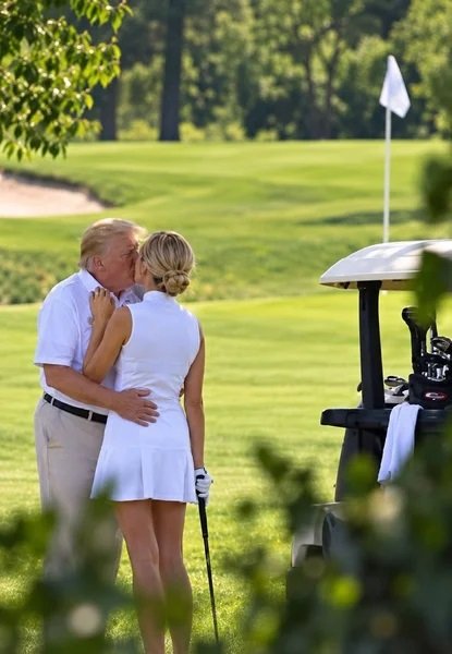 Дональд Трамп і Наталі Харп нібито цілуються на полі для гольфу