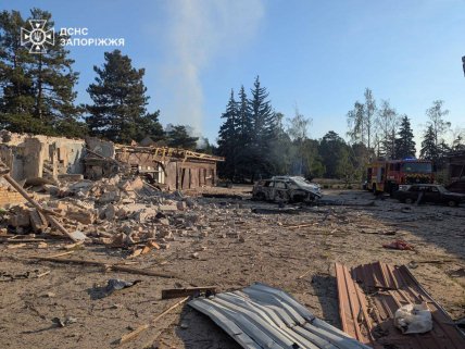 Зруйнована російським ударом база відпочинку на Запоріжжі