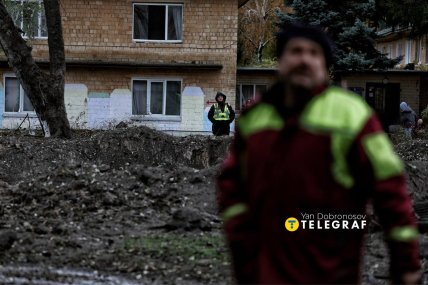 Представники міських служб оглядають наслідки влучання /Ян Доброносов, "Телеграф"