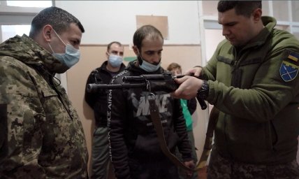 Украинцев учат запоминать части автомата на ощупь