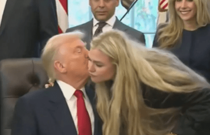 Трамп поцілунок з вдовою Кірка