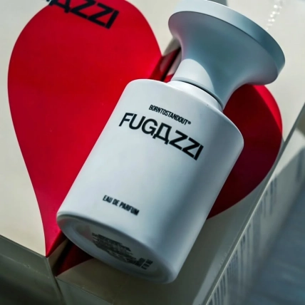 Білий флакон парфумів Borntostandout Fugazzi на червоній підставці