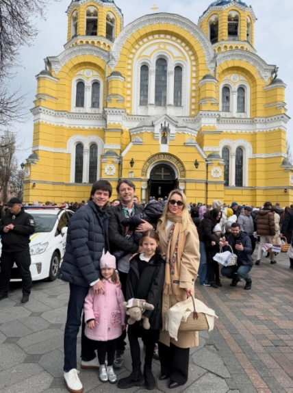 Сергей Притула с женой и детьми