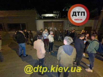 В Киеве на улице Грушевского ночной клуб "Hangover" проверила полиция.