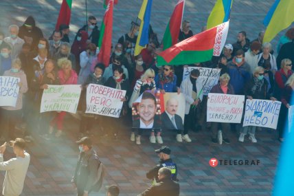 Мітингувальники тримають українські і білоруські прапори