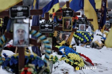 Могилы защитников на прифронтовом кладбище