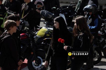 Попрощатись з хлопцем прийшли друзі та однокласники