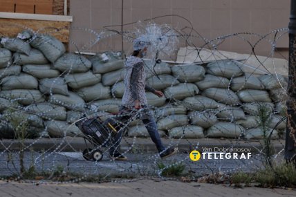 Місцева мешканка з візком. Фото: Ян Доброносов "Телеграф"