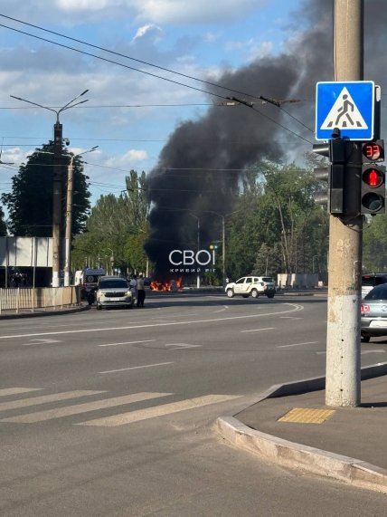 Авто після удару загорілось