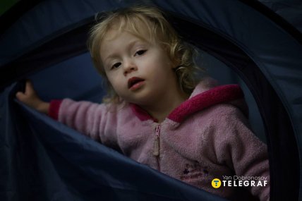 Ребенок прячется от российских ракет в палатке у метро Киева