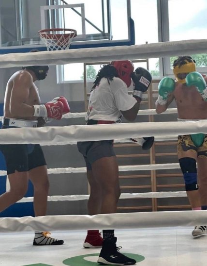 Александр Усик в ринге против двух соперников