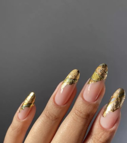 Маникюр с золотой фольгой