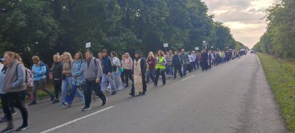 Колонну паломников сопровождают медики и полиция