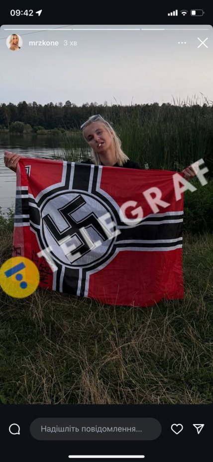 Анастасія Мирзак сфотографувалася зі свастикою