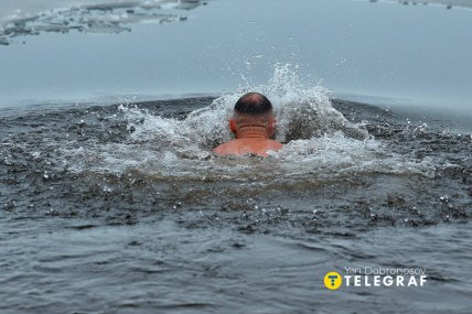 Люди занурюються в ополонку у Києві на Водохреще 2026