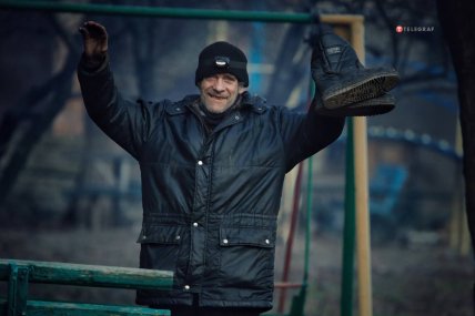 Бахмут - чоловік показує свої черевики