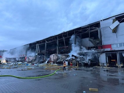 Наслідки удару по терміналу Нової пошти в Києві