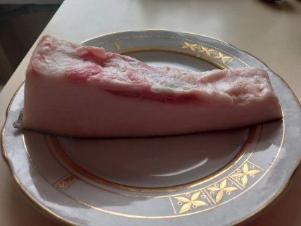 Кусок настоящего сала со спины