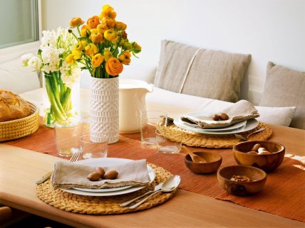 Що не можна зберігати на обідньому столі