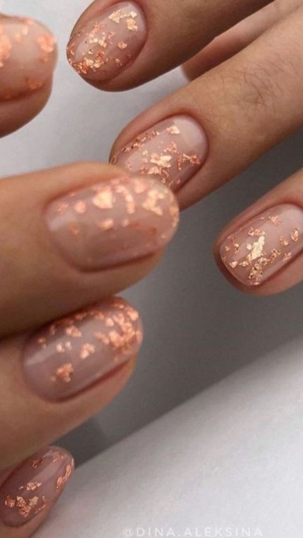 Трендовый маникюр с поталью