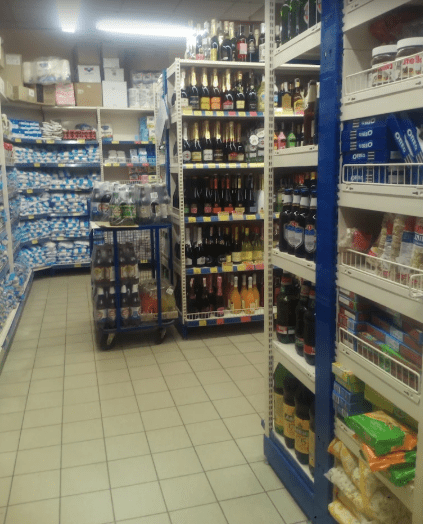 Полки с товаром в самом маленьком АТБ в Украине.