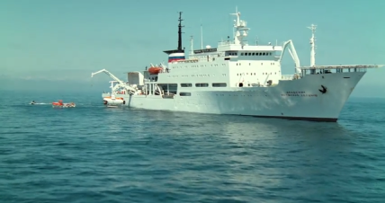 Судно Академік Мстислав Келдиш та прапори росії у фільмі Титанік 1997 року