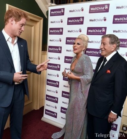 Леди Гага спела для принца Гарри