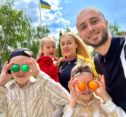 Тарас и Елена Тополя с тремя детьми