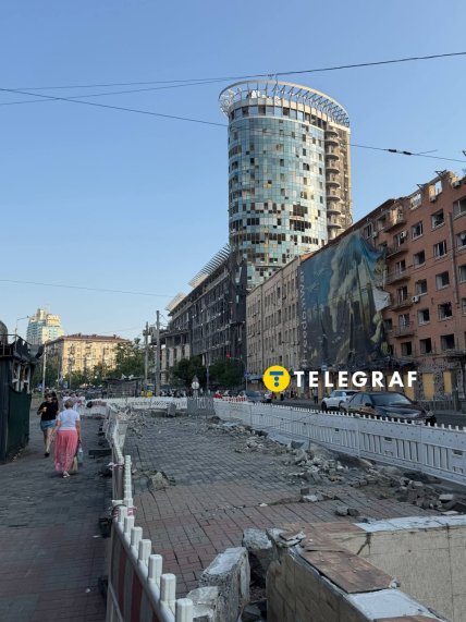 Наслідки російського обстрілу біля станції метро Лук'янівська у Києві