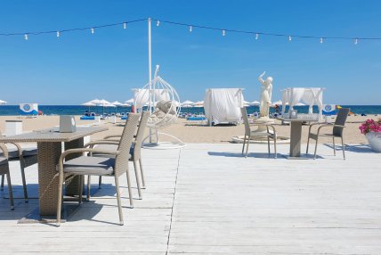 Каролино-Бугаз, ресторан