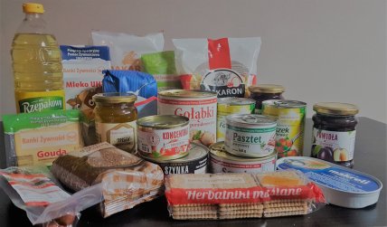 Продуктовий набір, який видає банк продуктів у Польщі
