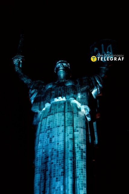 Лазерно-світлове шоу на монументі Батьківщина-Мати у Києв