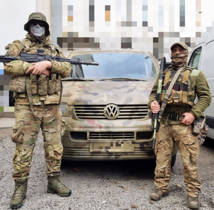 Військові з автівкою