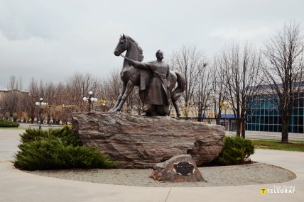 Фото памятник легендарному основателю города Кривой Рог, казаку Рогу