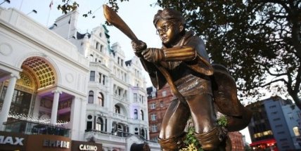 В центре Лондона на площади Лестер-сквер появился памятник самому известному юному волшебнику Гарри Поттеру.