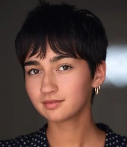 Стрижка піксі з чубчиком-шторкою