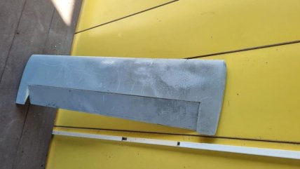 Уламок дрона, який знайшли на румунському пляжі. Фото: Amator