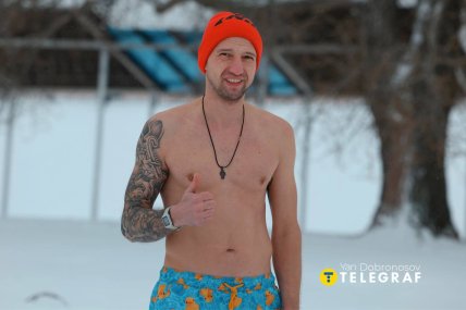 Люди занурюються в ополонку у Києві на Водохреще 2026